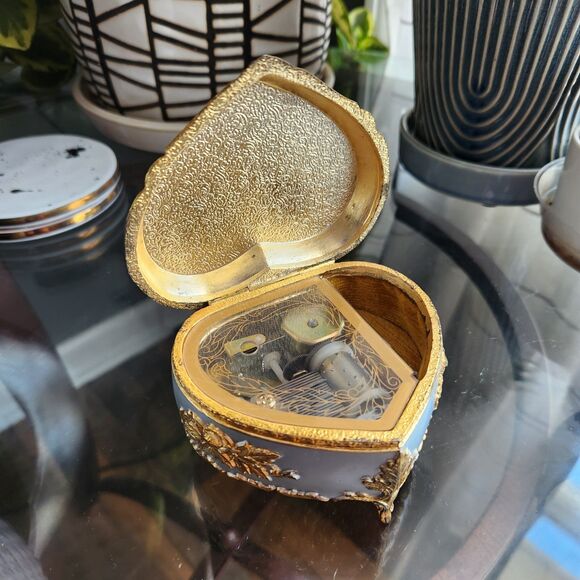 Vtg Heart Shaped Metal Music Box Gold Trim Floral Victorian Coquette Regency - Picture 1 of 9
